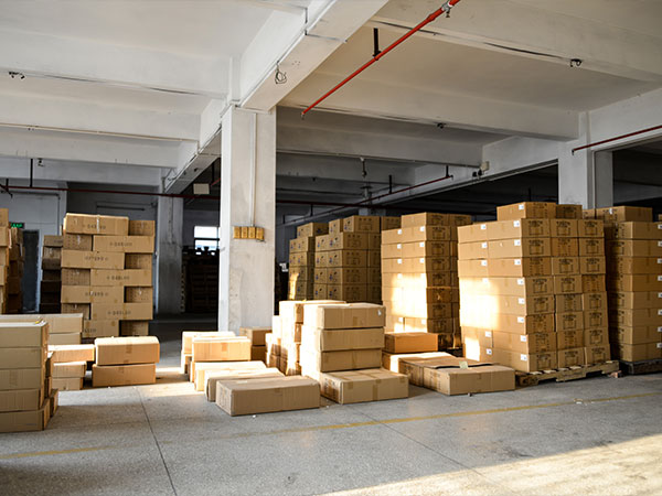成品倉庫-路比亮