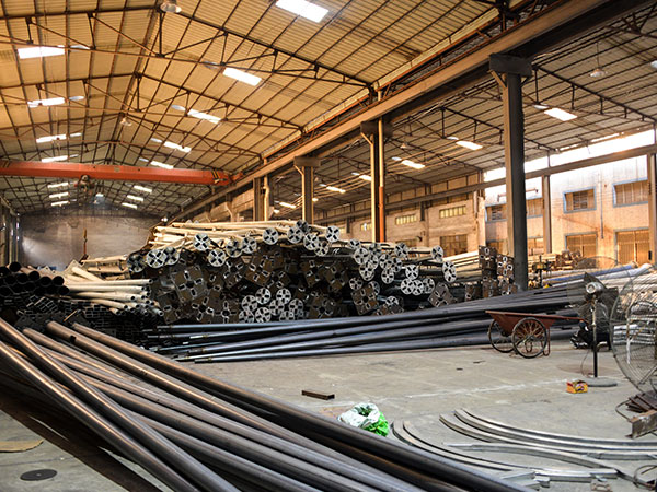 路燈桿車間-路比亮