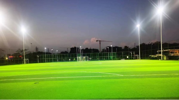 LED 球場(chǎng)燈和金鹵球場(chǎng)燈哪個(gè)好？