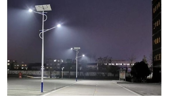 12米高太陽能路燈價格多少錢一臺？