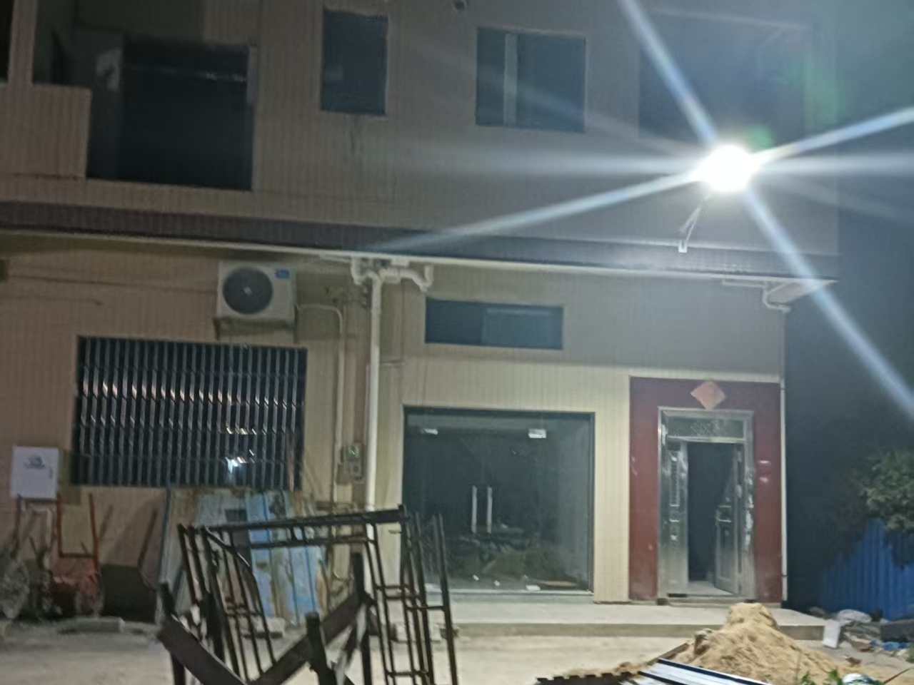 惠州實(shí)測(cè)！中低配太陽(yáng)能壁燈，照亮鄉(xiāng)村高墻的驚喜之選