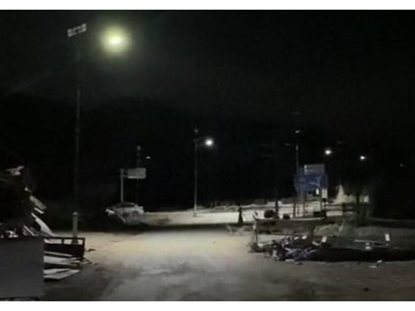 西藏8米太陽能路燈工程案例