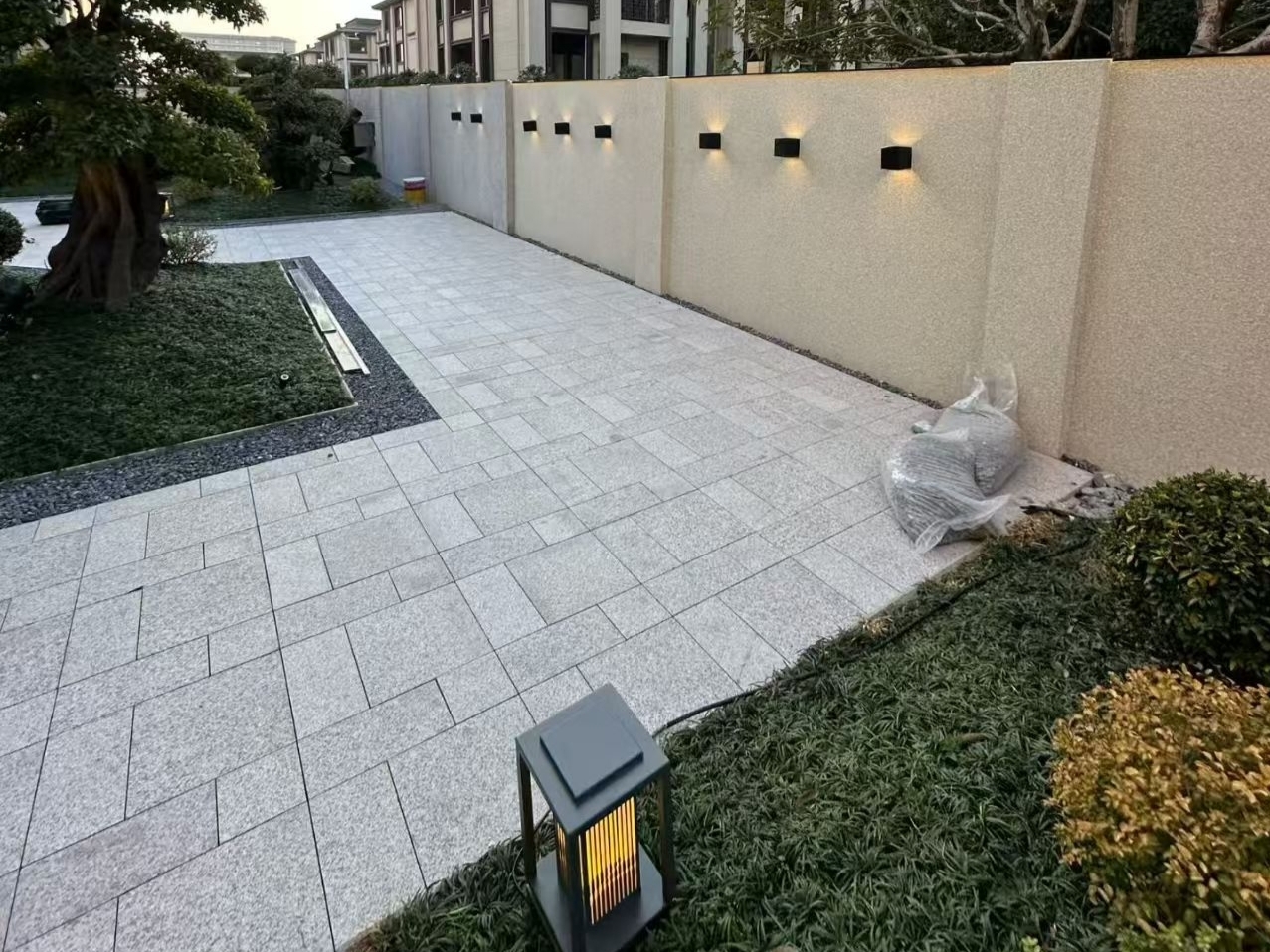 點(diǎn)亮一棟別墅，溫暖一個(gè)家園：我們的光，只為烘托您最美的生活場(chǎng)景