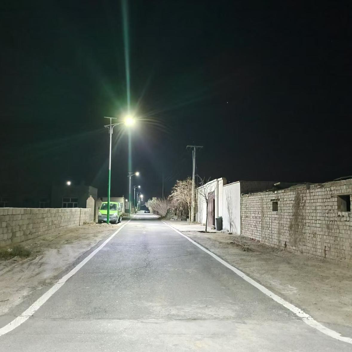 新疆哈密市8米太陽(yáng)能路燈案例