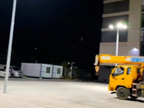 太有面兒了！8米高4套燈，照亮東莞籃球場(chǎng)的夜