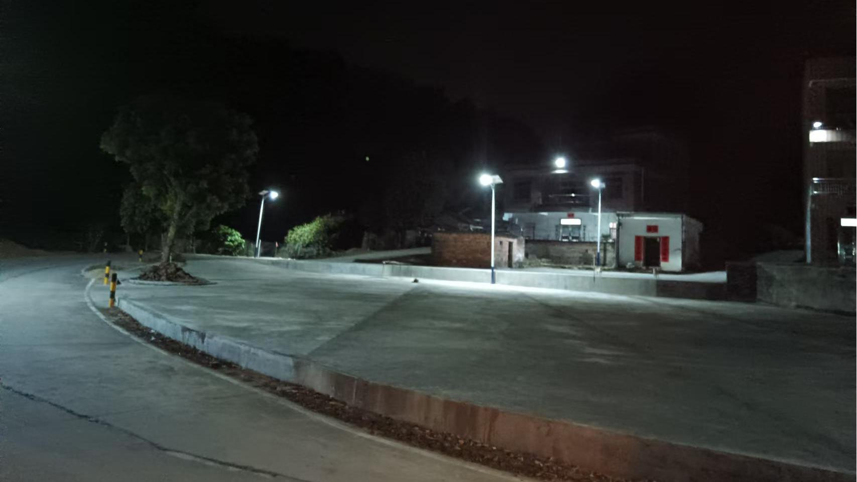 陽春八甲鎮(zhèn)6米太陽能路燈工程案例