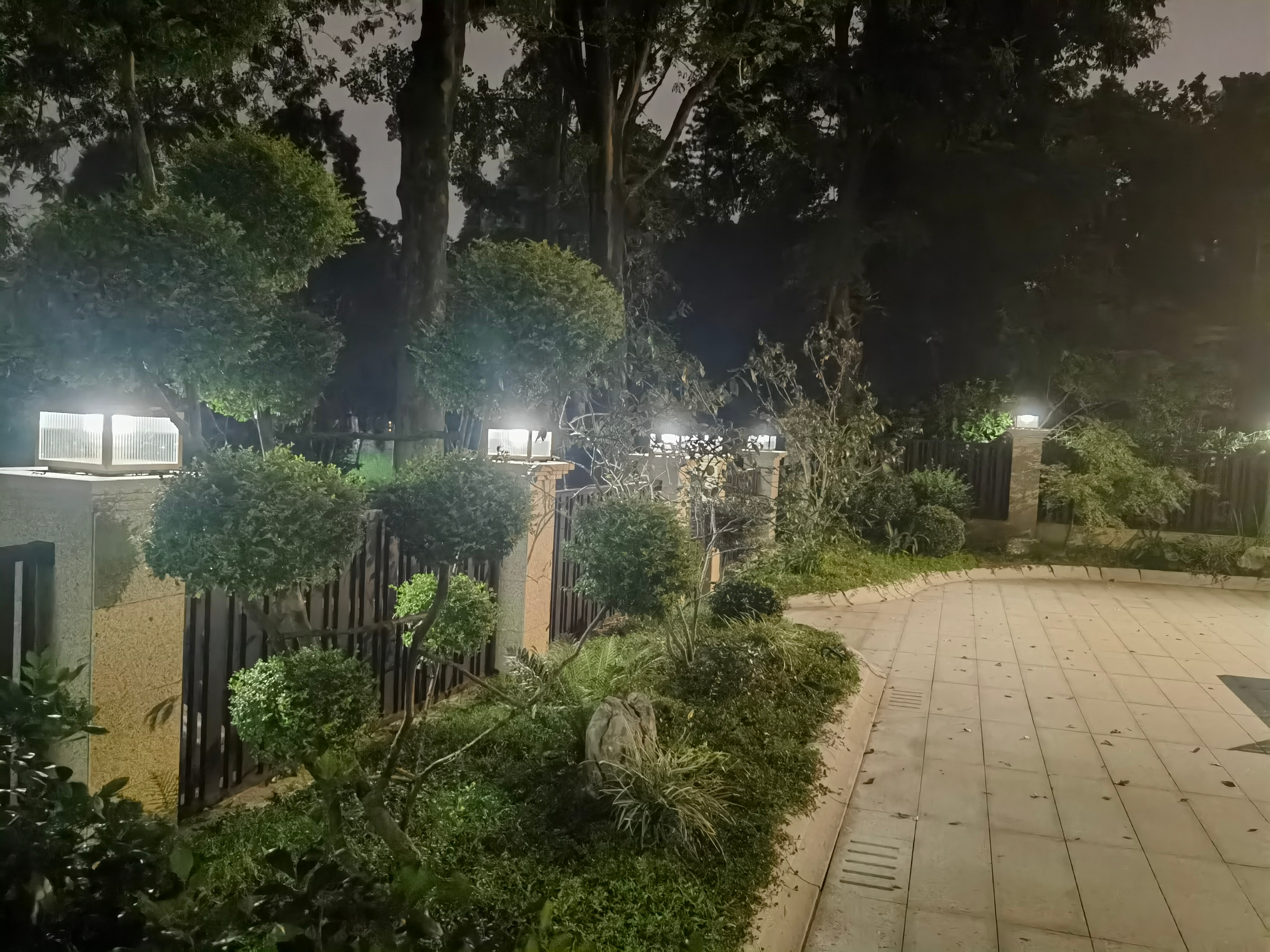 【點(diǎn)亮夜色，品質(zhì)之選｜四川園林山莊銅制柱頭燈實(shí)景案例分享】