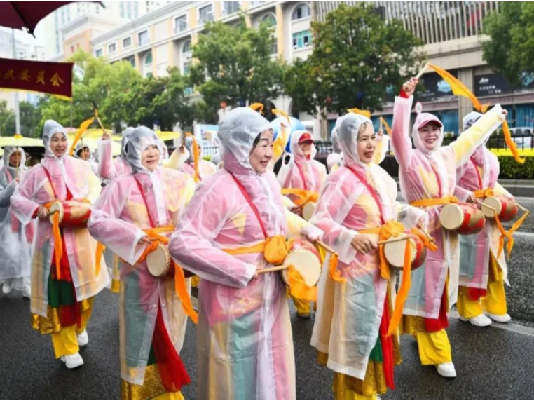 燈都古鎮(zhèn)慈善萬人行